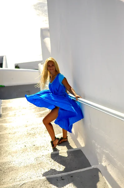 Młody wakacje piękne szczęśliwy dziewczyna w niebieski sukienka w Santorini — Zdjęcie stockowe