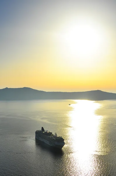 Beau coucher de soleil sur la mer avec montagne et bateau Image En Vente