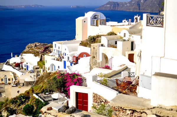 圣托里尼岛传统的蓝色和白色村和教会内审办和海认为，希腊 图库照片