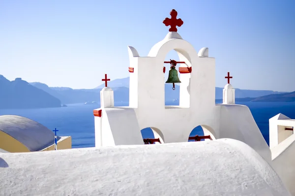 Iglesia tradicional de Santorini con una campana en oia, Grecia Telifsiz Stok Fotoğraflar
