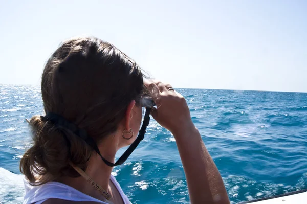 Chica prismáticos mar — Foto de Stock