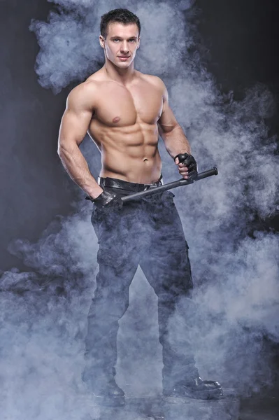 Bello sguardo poliziotto bodybuilder posa — Foto Stock