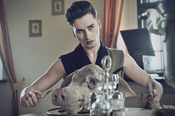 Joven hansome hombres de moda comer cerdo — Foto de Stock