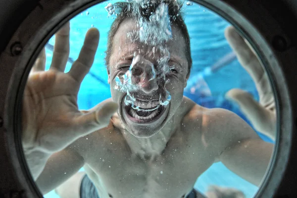 Homem afogando mergulhador subaquático — Fotografia de Stock