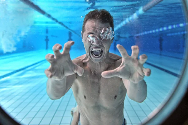 Fuldokló ember víz alatti diver — Stock Fotó