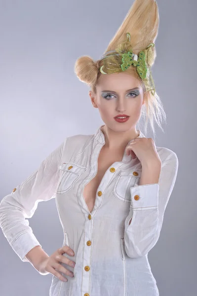 Mujer de pelo de moda con camisa blanca — Foto de Stock