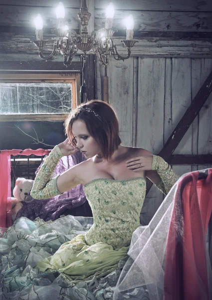Gyönyörű nők ruhát ült az ágyban — Stock Fotó