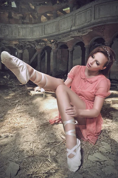 Артистка балета позирует в церкви — стоковое фото