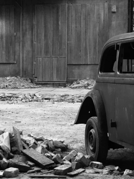 stock image Car beside vintage house