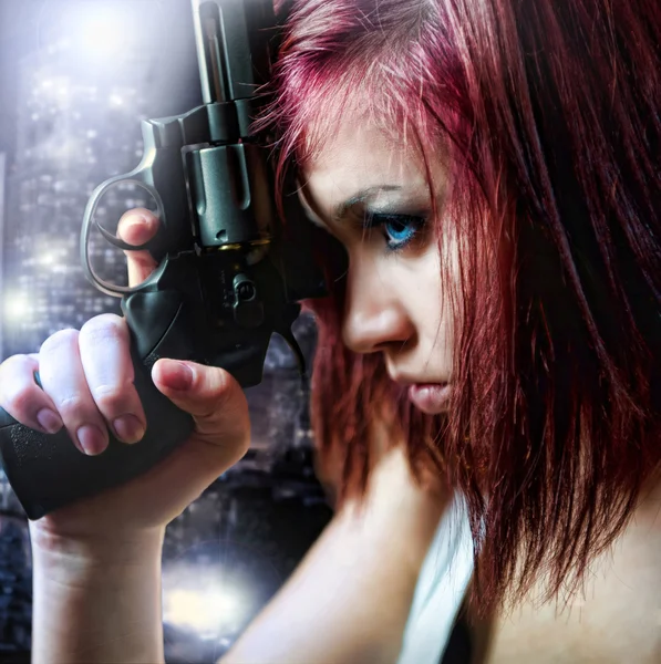 Hermosa chica sexy sosteniendo pistola — Foto de Stock