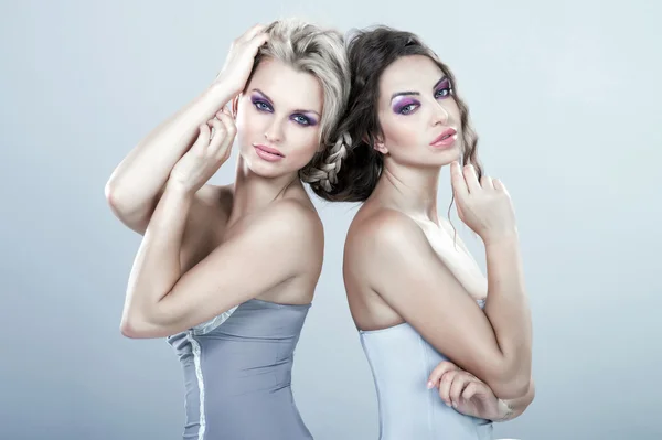 Portrét dvou krásných sexy mladých žen. připojen k h — Stock fotografie