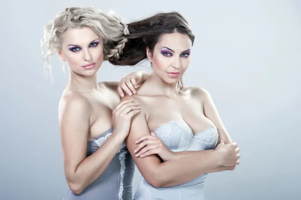 Retrato de duas belas mulheres jovens sexy. Ligado ao h — Fotografia de Stock