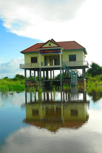 Yüzen ev ve tekne-evi — Stok fotoğraf