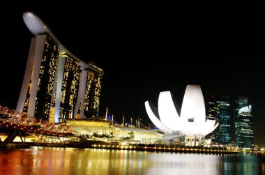 Singapur marina defne kum gece görünümü