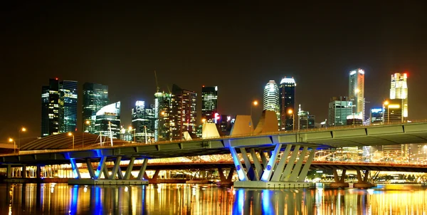 Νυχτερινή άποψη της Σιγκαπούρης με γέφυρα — Φωτογραφία Αρχείου