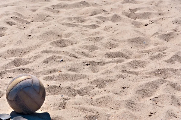 Мяч на пляже — стоковое фото