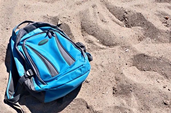Рюкзак на песке — стоковое фото