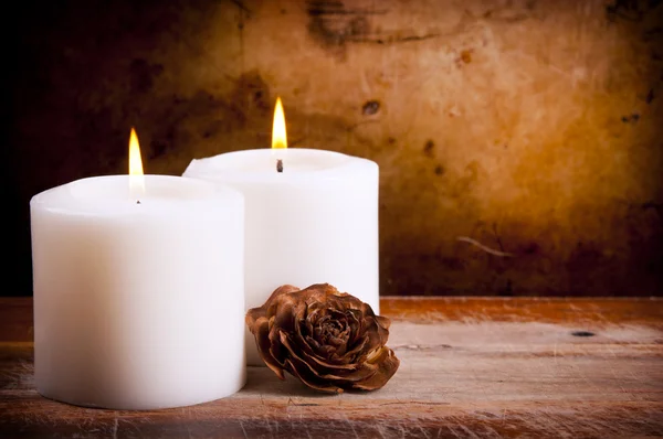 白色蜡烛与玫瑰 — 图库照片