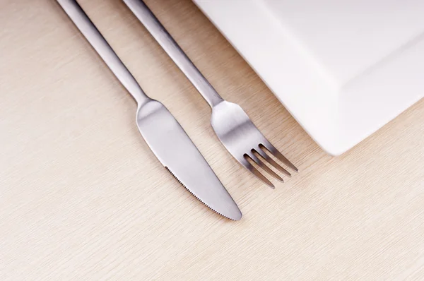 Нож, вилка и тарелка — стоковое фото