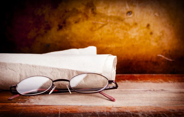 Gamla glasögon på skrivbord — Stockfoto