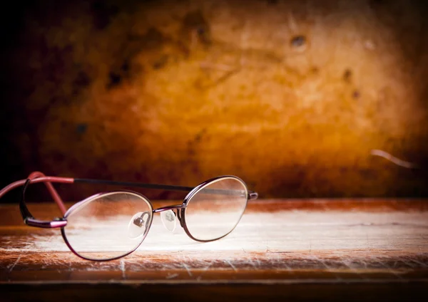 桌上的旧眼镜 — 图库照片
