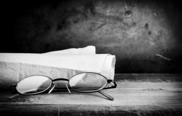 机の上の古い眼鏡 — ストック写真