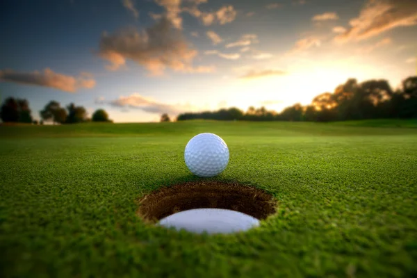 Мяч для гольфа возле Холе — стоковое фото