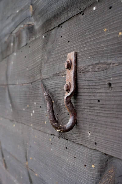 Alte Holzwand mit Haken — Stockfoto