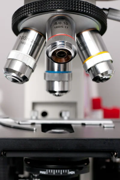 Mikroskopet på nära håll Stockbild