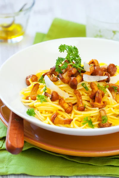 Pasta with chanterelles — Stock Photo, Image
