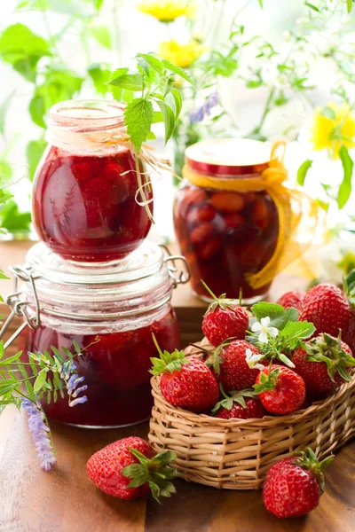 Mermelada de fresa y fresas frescas — Foto de Stock