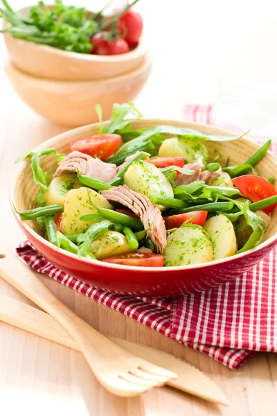 Aardappel en tonijn salade — Stockfoto