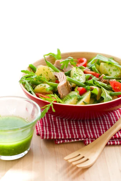 Aardappel en tonijn salade — Stockfoto