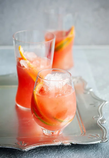 Розовые грейпфрутовые напитки — стоковое фото