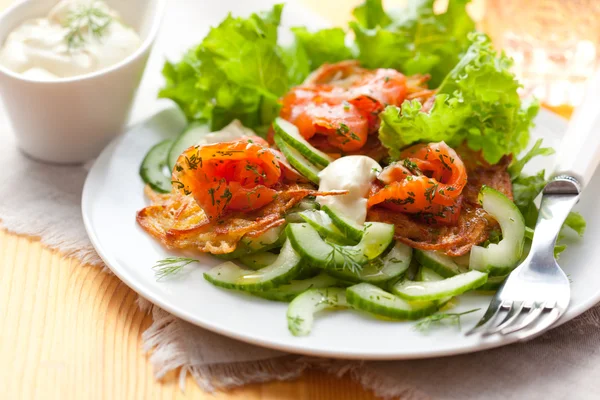 Potato rosti with smoked salmon and cucumber salad — Stock Photo, Image