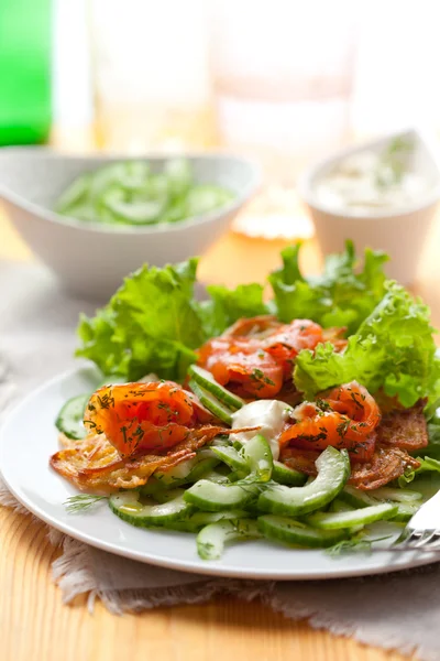 Aardappel rosti met gerookte zalm en komkommer salade — Stockfoto