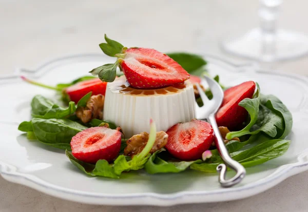 Goat Cheese and Strawberry — Stock Photo, Image