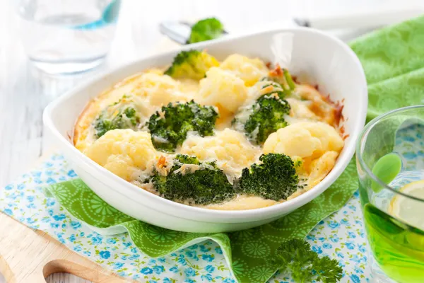 Karnabahar ve brokoli graten — Stok fotoğraf
