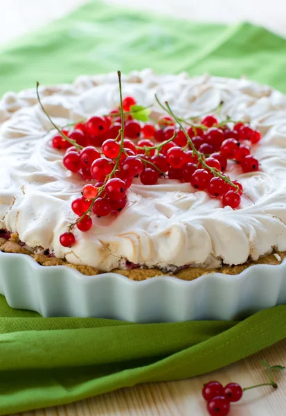Torta de merengue de groselha vermelha — Fotografia de Stock