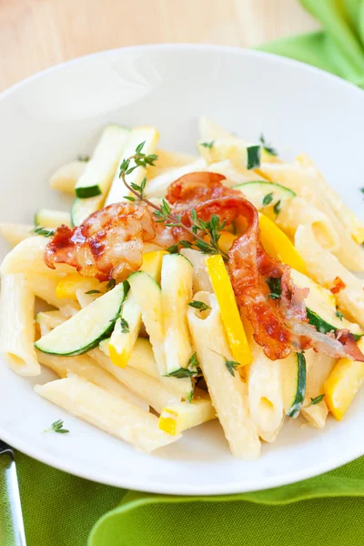 Zucchini pasta carbonara — Stockfoto