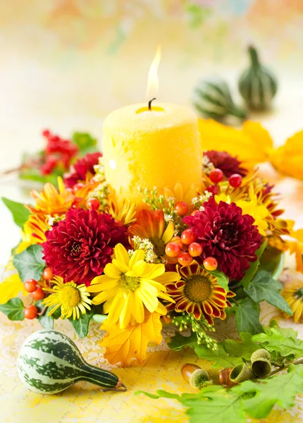 Вінок з осінніх квітів і свічок — стокове фото