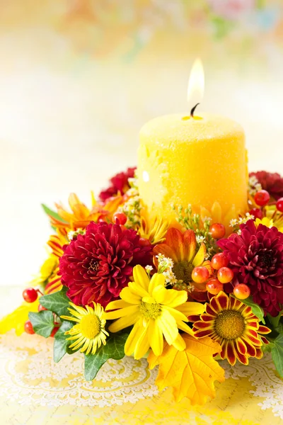 Wreath of autumn flowers and candle — Stock Photo, Image