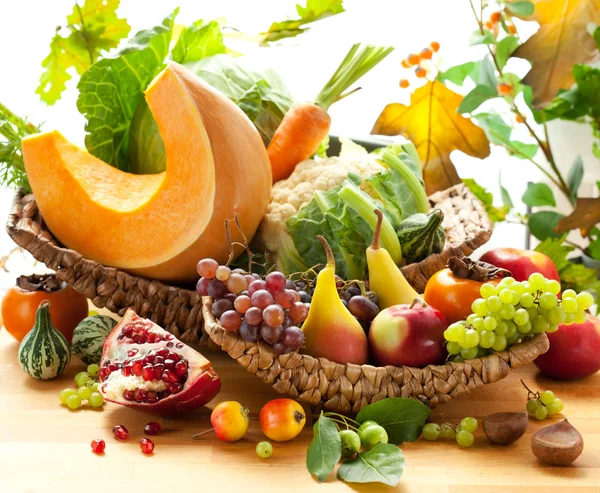 Осенние овощи и фрукты — стоковое фото