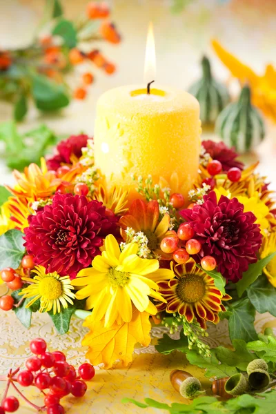 Grinalda de flores de outono e vela — Fotografia de Stock
