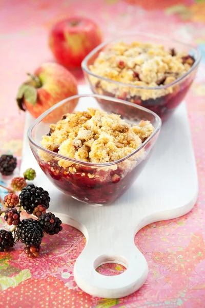 Apple and blackberry crumble — Stock Photo, Image