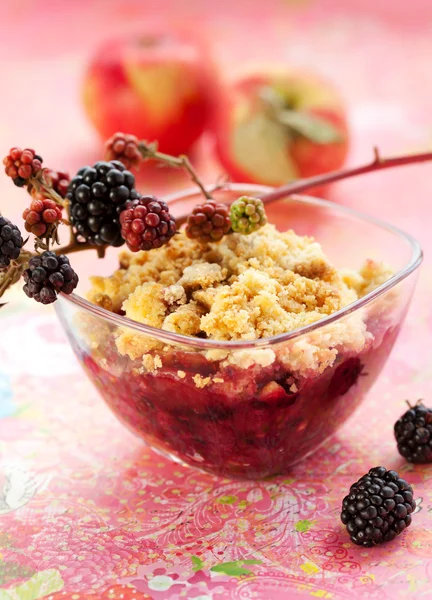 Apfel und Brombeere zerbröseln — Stockfoto