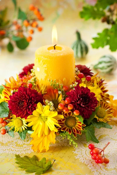 Kranz aus Herbstblumen und Kerzen — Stockfoto