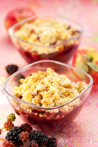 Apple and blackberry crumble — Stock Photo, Image