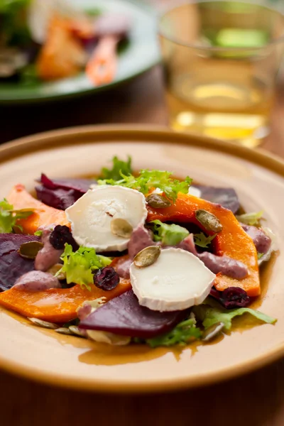 Салат из тыквы и свеклы — стоковое фото