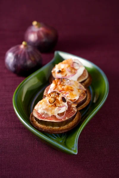 Figs and cheese on cracker — Stock Photo, Image